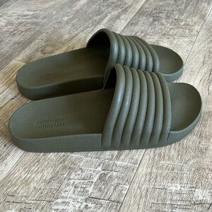 girlfriend collective Spruce ReSlide.